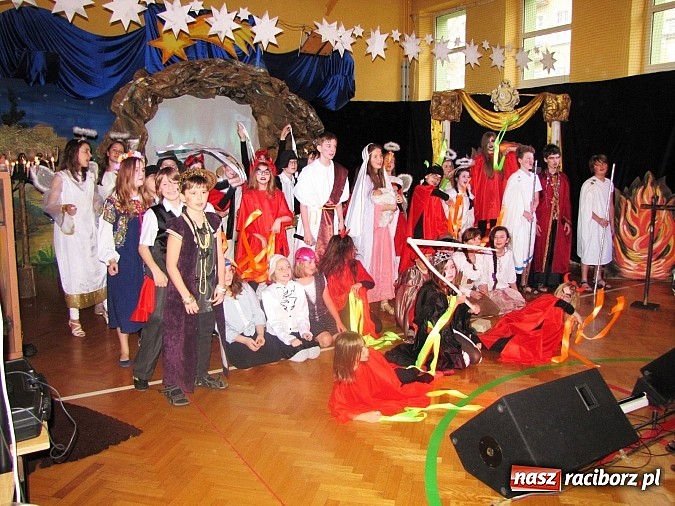Zdjęcie w galerii na portalu naszraciborz.pl: Świąteczne widowisko w Szkole Podstawowej nr 13. Wiadomości z piekła rodem wiadomości z regionu
