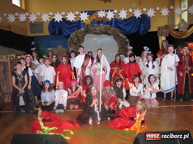 Zdjęcie w galerii na portalu naszraciborz.pl: Świąteczne widowisko w Szkole Podstawowej nr 13. Wiadomości z piekła rodem wiadomości z regionu