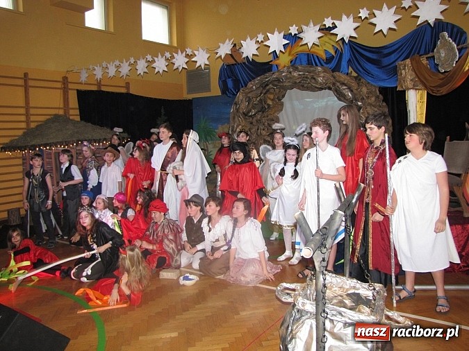 Zdjęcie w galerii na portalu naszraciborz.pl: Świąteczne widowisko w Szkole Podstawowej nr 13. Wiadomości z piekła rodem wiadomości z regionu
