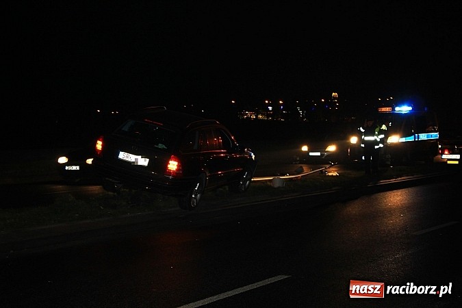 Zdjęcie w galerii na portalu naszraciborz.pl: Kierowca mercedesa ściął latarnię na Reymonta wiadomości z regionu