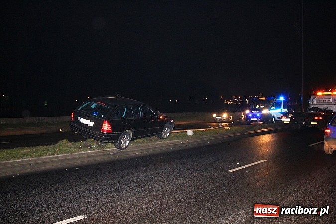 Zdjęcie w galerii na portalu naszraciborz.pl: Kierowca mercedesa ściął latarnię na Reymonta wiadomości z regionu