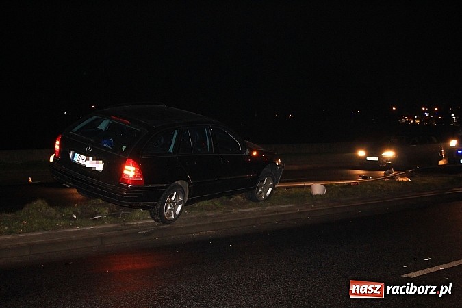Zdjęcie w galerii na portalu naszraciborz.pl: Kierowca mercedesa ściął latarnię na Reymonta wiadomości z regionu