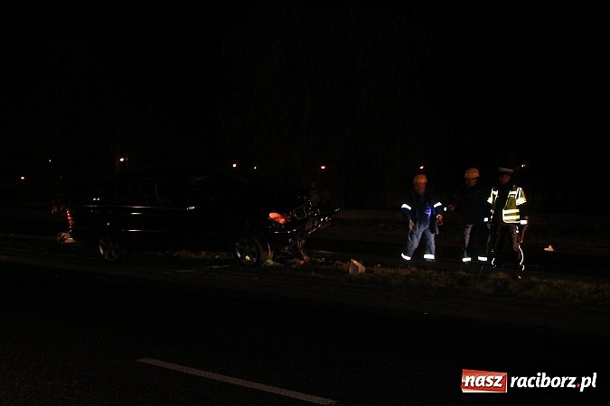 Zdjęcie w galerii na portalu naszraciborz.pl: Kierowca mercedesa ściął latarnię na Reymonta wiadomości z regionu