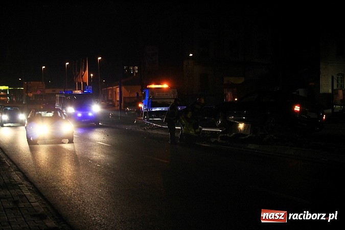 Zdjęcie w galerii na portalu naszraciborz.pl: Kierowca mercedesa ściął latarnię na Reymonta wiadomości z regionu