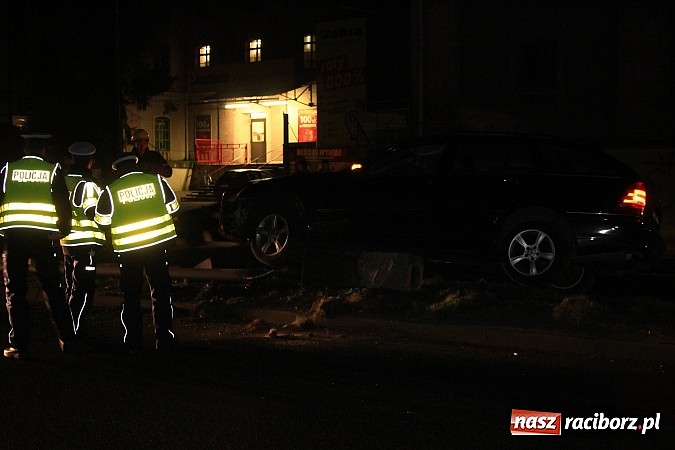 Zdjęcie w galerii na portalu naszraciborz.pl: Kierowca mercedesa ściął latarnię na Reymonta wiadomości z regionu