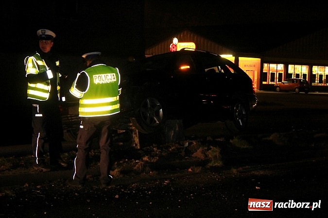 Zdjęcie w galerii na portalu naszraciborz.pl: Kierowca mercedesa ściął latarnię na Reymonta wiadomości z regionu