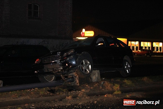 Zdjęcie w galerii na portalu naszraciborz.pl: Kierowca mercedesa ściął latarnię na Reymonta wiadomości z regionu