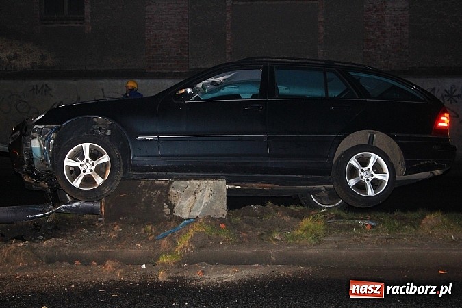 Zdjęcie w galerii na portalu naszraciborz.pl: Kierowca mercedesa ściął latarnię na Reymonta wiadomości z regionu