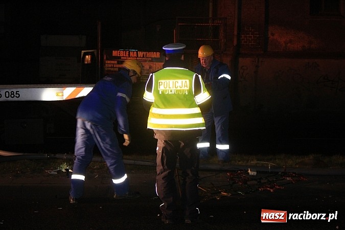 Zdjęcie w galerii na portalu naszraciborz.pl: Kierowca mercedesa ściął latarnię na Reymonta wiadomości z regionu