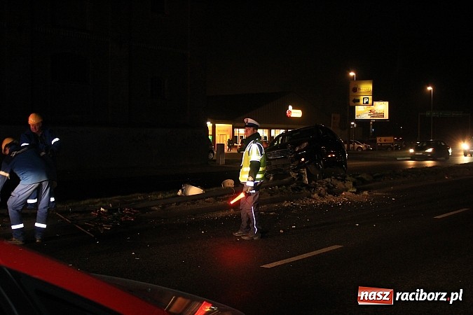 Zdjęcie w galerii na portalu naszraciborz.pl: Kierowca mercedesa ściął latarnię na Reymonta wiadomości z regionu