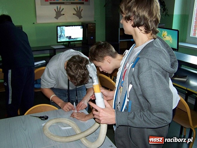 Zdjęcie w galerii na portalu naszraciborz.pl: Świat wokół nas w Gimnazjum Nr 5 wiadomości z regionu