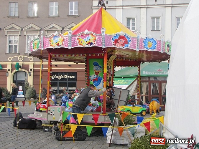 Zdjęcie w galerii na portalu naszraciborz.pl: Na raciborskim rynku stanął namiot sferyczny... wiadomości z regionu