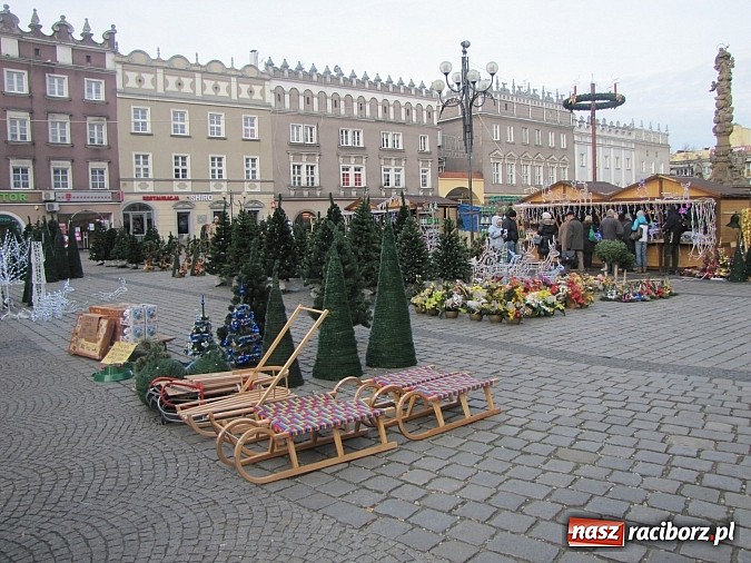Zdjęcie w galerii na portalu naszraciborz.pl: Na raciborskim rynku stanął namiot sferyczny... wiadomości z regionu