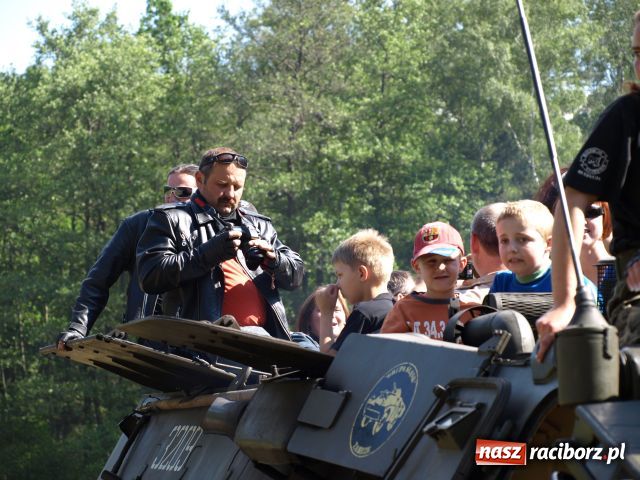 Zdjęcie w galerii na portalu naszraciborz.pl: Piknik militarny w Szymocicach wiadomości z regionu