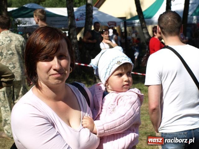 Zdjęcie w galerii na portalu naszraciborz.pl: Piknik militarny w Szymocicach wiadomości z regionu