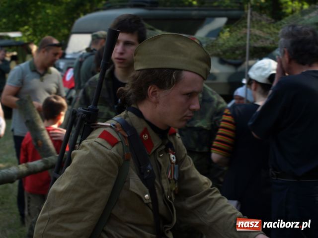 Zdjęcie w galerii na portalu naszraciborz.pl: Piknik militarny w Szymocicach wiadomości z regionu