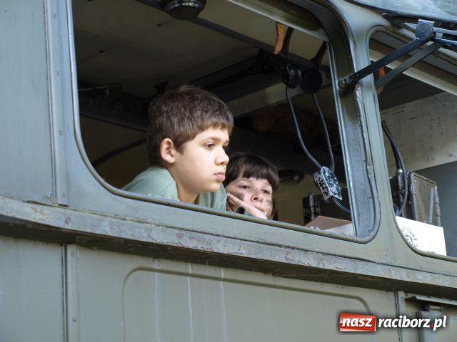 Zdjęcie w galerii na portalu naszraciborz.pl: Piknik militarny w Szymocicach wiadomości z regionu