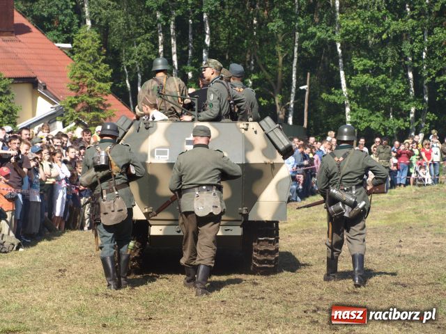 Zdjęcie w galerii na portalu naszraciborz.pl: Piknik militarny w Szymocicach wiadomości z regionu