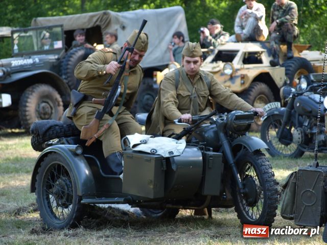 Zdjęcie w galerii na portalu naszraciborz.pl: Piknik militarny w Szymocicach wiadomości z regionu