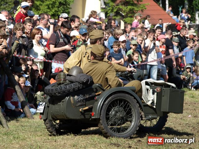 Zdjęcie w galerii na portalu naszraciborz.pl: Piknik militarny w Szymocicach wiadomości z regionu