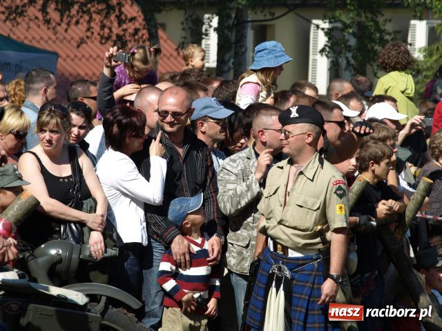 Zdjęcie w galerii na portalu naszraciborz.pl: Piknik militarny w Szymocicach wiadomości z regionu