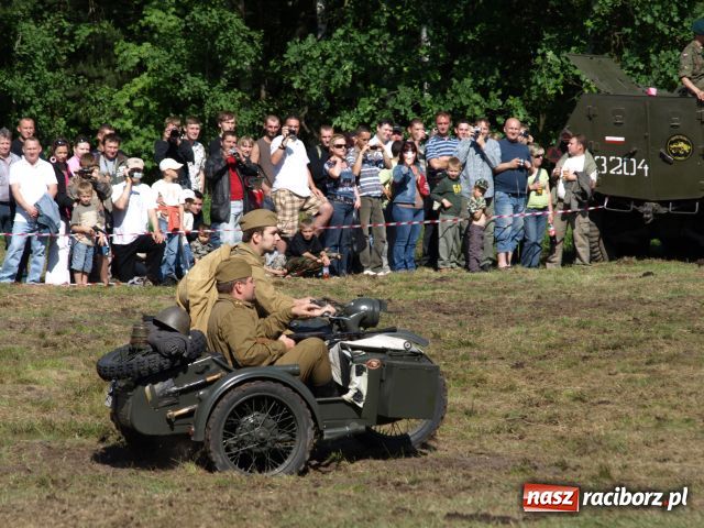 Zdjęcie w galerii na portalu naszraciborz.pl: Piknik militarny w Szymocicach wiadomości z regionu