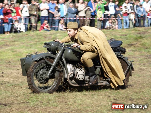 Zdjęcie w galerii na portalu naszraciborz.pl: Piknik militarny w Szymocicach wiadomości z regionu