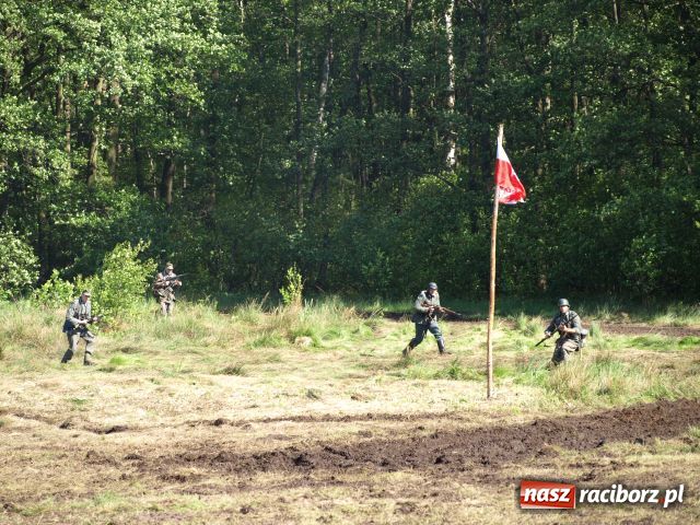 Zdjęcie w galerii na portalu naszraciborz.pl: Piknik militarny w Szymocicach wiadomości z regionu