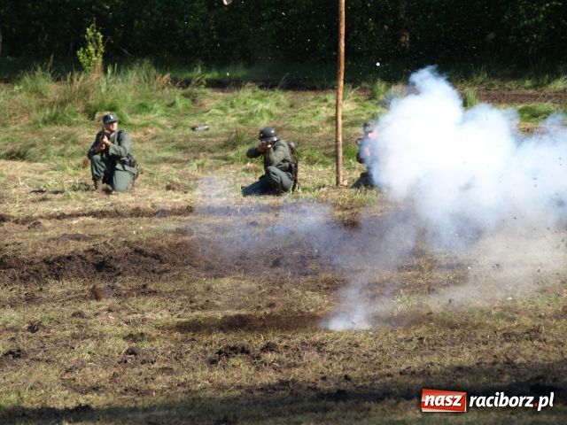Zdjęcie w galerii na portalu naszraciborz.pl: Piknik militarny w Szymocicach wiadomości z regionu