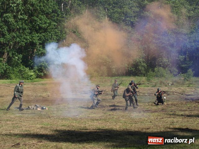 Zdjęcie w galerii na portalu naszraciborz.pl: Piknik militarny w Szymocicach wiadomości z regionu