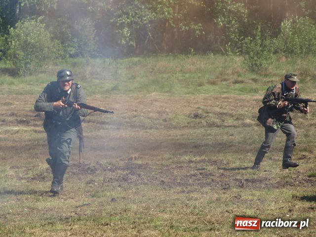 Zdjęcie w galerii na portalu naszraciborz.pl: Piknik militarny w Szymocicach wiadomości z regionu