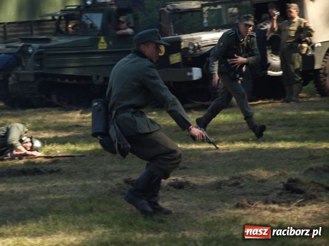 Zdjęcie w galerii na portalu naszraciborz.pl: Piknik militarny w Szymocicach wiadomości z regionu