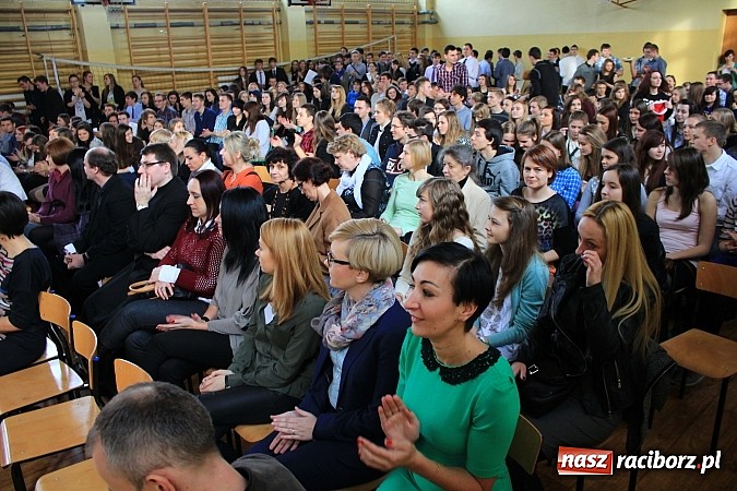 Zdjęcie w galerii na portalu naszraciborz.pl: Święto patrona w II LO na wesoło wiadomości z regionu