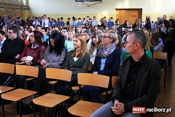 Zdjęcie w galerii na portalu naszraciborz.pl: Święto patrona w II LO na wesoło wiadomości z regionu