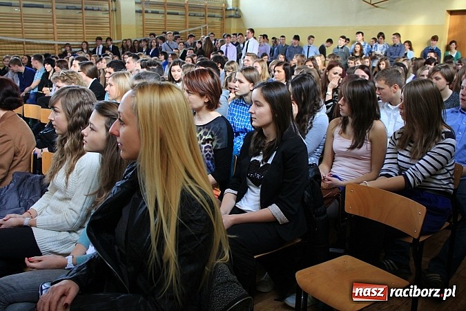 Zdjęcie w galerii na portalu naszraciborz.pl: Święto patrona w II LO na wesoło wiadomości z regionu