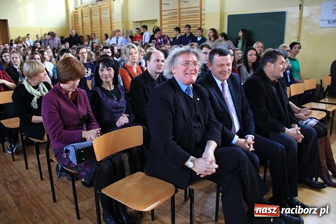 Zdjęcie w galerii na portalu naszraciborz.pl: Święto patrona w II LO na wesoło wiadomości z regionu