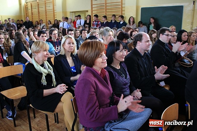 Zdjęcie w galerii na portalu naszraciborz.pl: Święto patrona w II LO na wesoło wiadomości z regionu