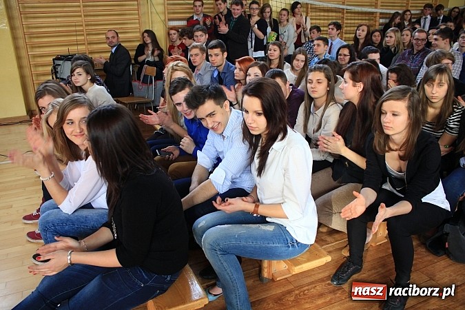 Zdjęcie w galerii na portalu naszraciborz.pl: Święto patrona w II LO na wesoło wiadomości z regionu