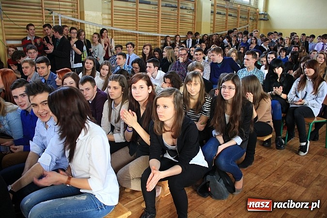 Zdjęcie w galerii na portalu naszraciborz.pl: Święto patrona w II LO na wesoło wiadomości z regionu