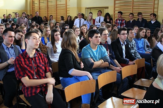 Zdjęcie w galerii na portalu naszraciborz.pl: Święto patrona w II LO na wesoło wiadomości z regionu