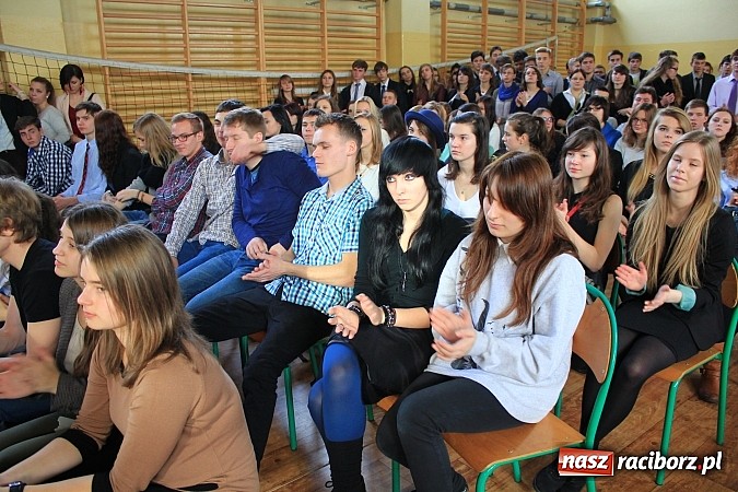 Zdjęcie w galerii na portalu naszraciborz.pl: Święto patrona w II LO na wesoło wiadomości z regionu