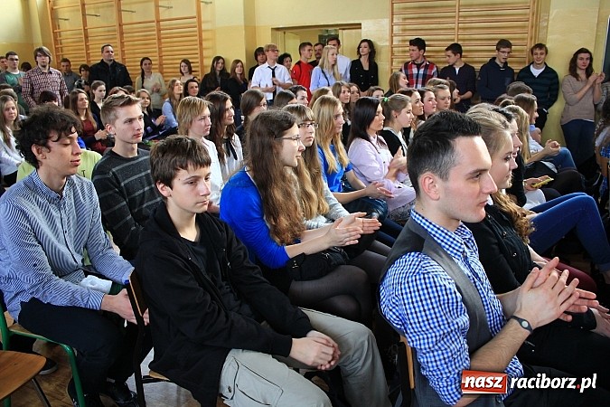 Zdjęcie w galerii na portalu naszraciborz.pl: Święto patrona w II LO na wesoło wiadomości z regionu