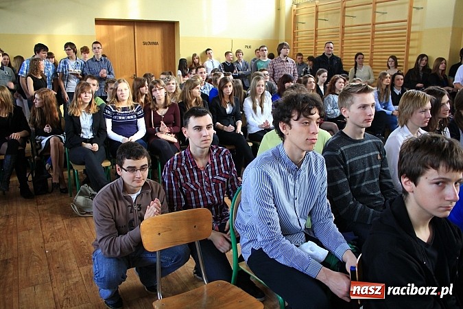 Zdjęcie w galerii na portalu naszraciborz.pl: Święto patrona w II LO na wesoło wiadomości z regionu