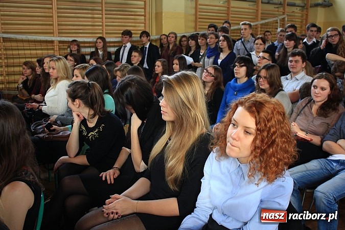 Zdjęcie w galerii na portalu naszraciborz.pl: Święto patrona w II LO na wesoło wiadomości z regionu