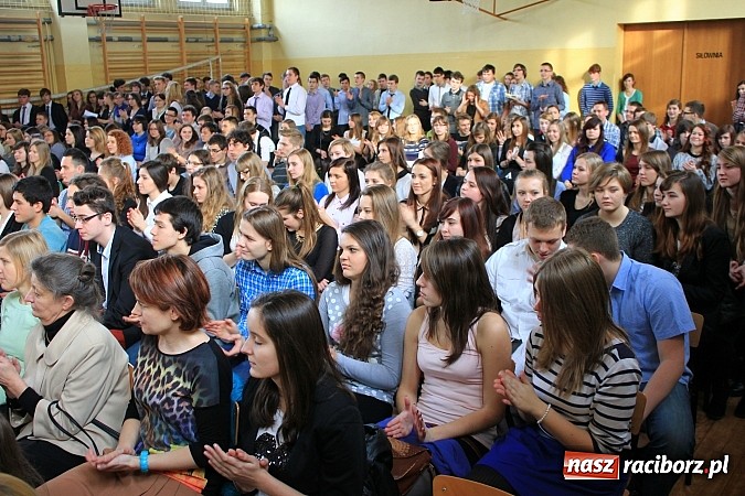 Zdjęcie w galerii na portalu naszraciborz.pl: Święto patrona w II LO na wesoło wiadomości z regionu
