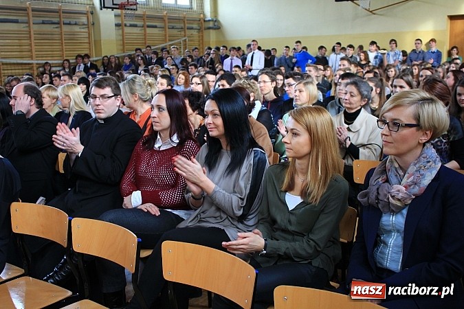 Zdjęcie w galerii na portalu naszraciborz.pl: Święto patrona w II LO na wesoło wiadomości z regionu