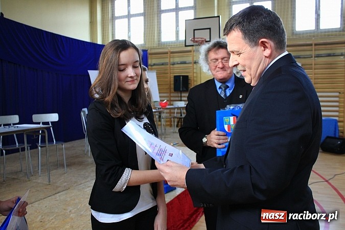 Zdjęcie w galerii na portalu naszraciborz.pl: Święto patrona w II LO na wesoło wiadomości z regionu