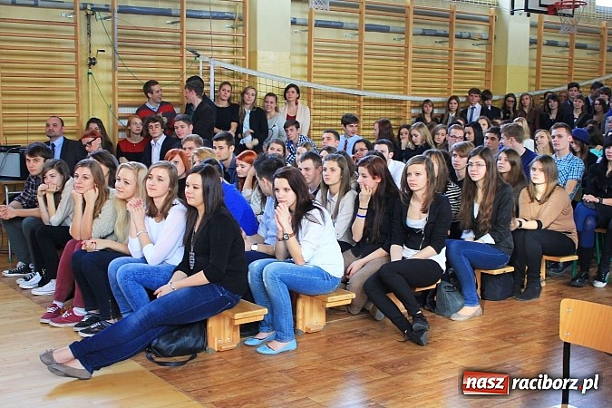 Zdjęcie w galerii na portalu naszraciborz.pl: Święto patrona w II LO na wesoło wiadomości z regionu