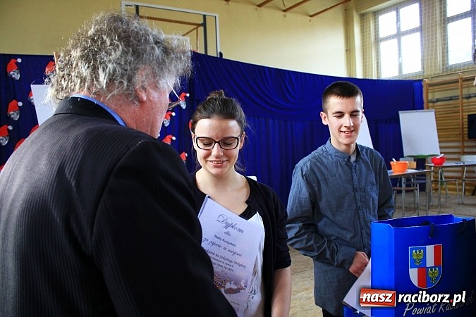 Zdjęcie w galerii na portalu naszraciborz.pl: Święto patrona w II LO na wesoło wiadomości z regionu