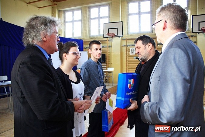 Zdjęcie w galerii na portalu naszraciborz.pl: Święto patrona w II LO na wesoło wiadomości z regionu